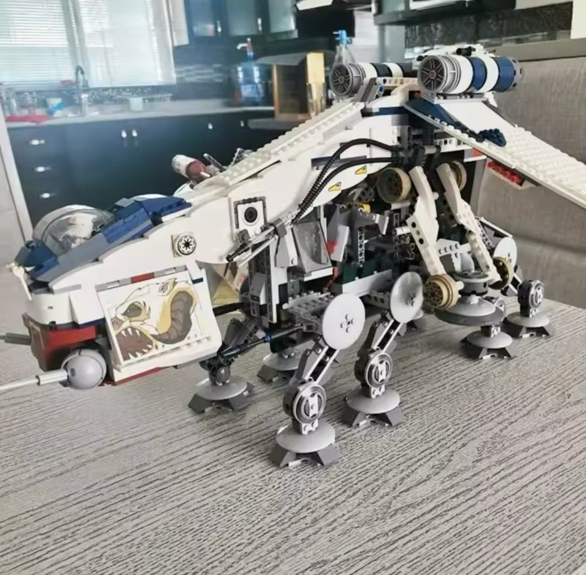 Republic Dropship with AT-OT 10195