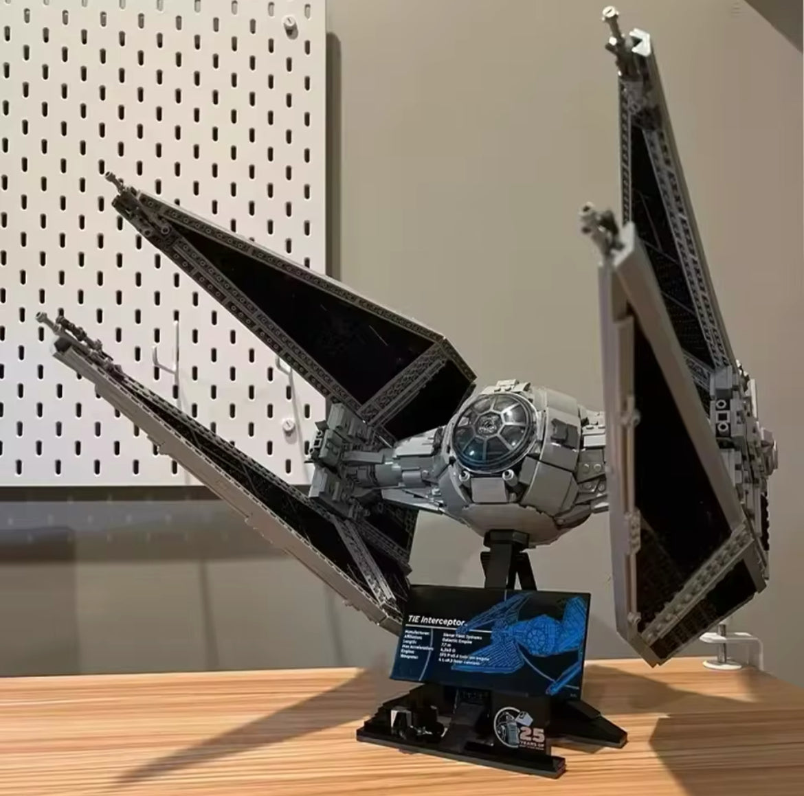 UCS Fighter Spaceship 75382